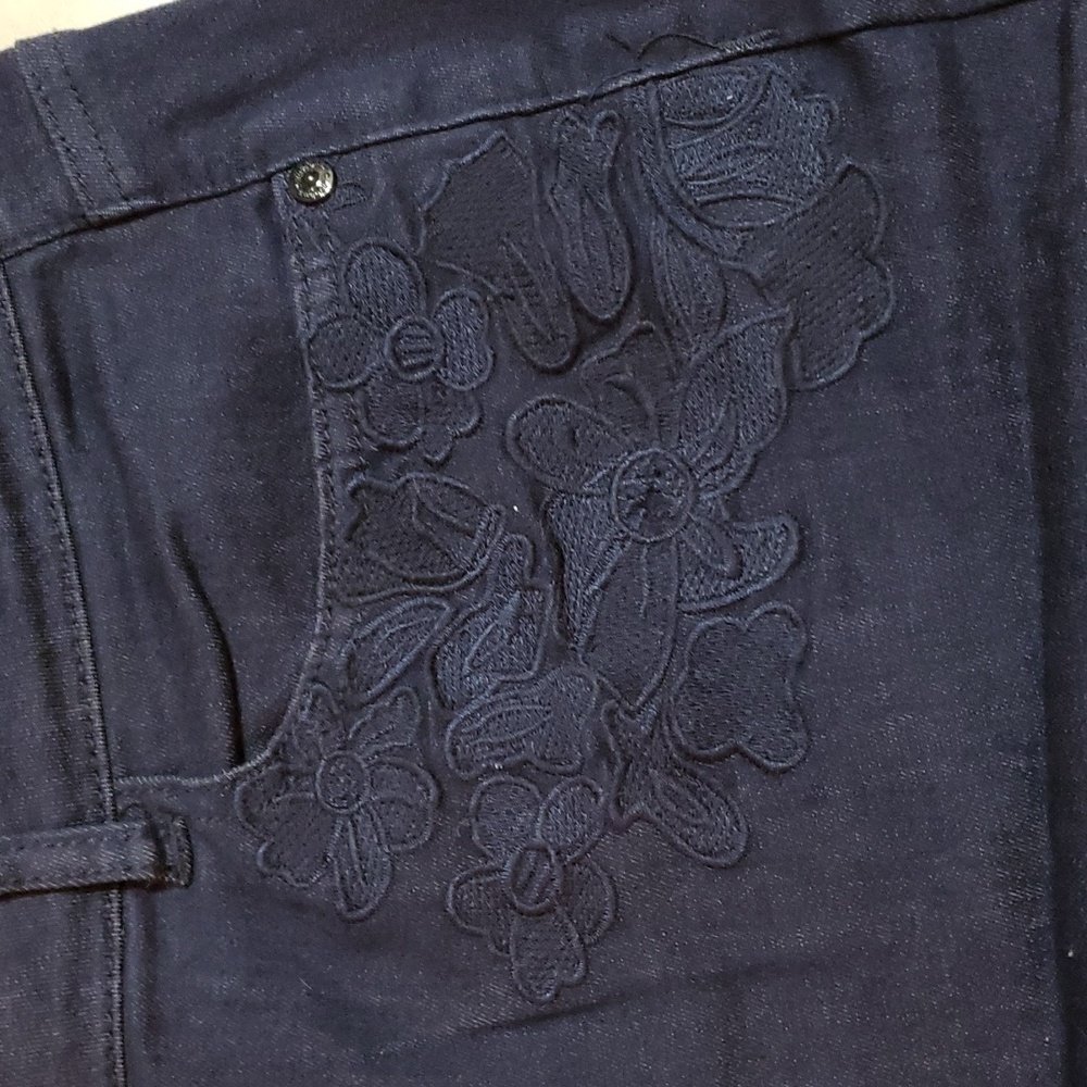 Women's jean shorts. - Picture 3 of 5